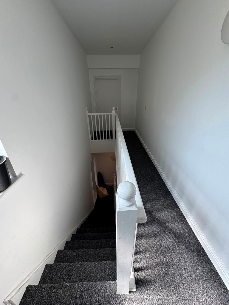 Lot: 113 - SIX FLATS FOR INVESTMENT - New carpet fitted in landing at James House
